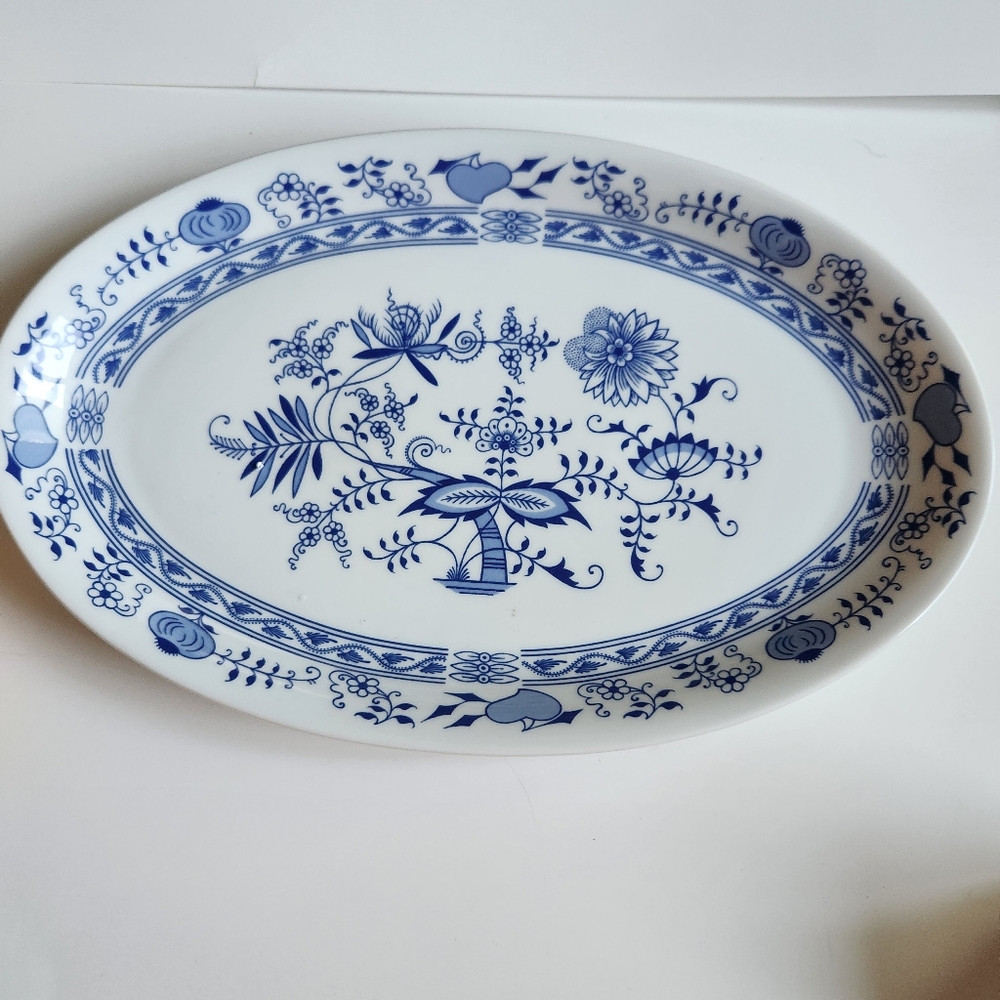 Platter, Thun Carlsbad porcelain, Natalie Blue Onion